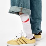 HEY! DOUGLAS'IN BİBER ÇORABI. BEYAZ RENKLİ ÇORABIN ÜSTÜNDE KIRMIZI BİBER DESENİ VAR.