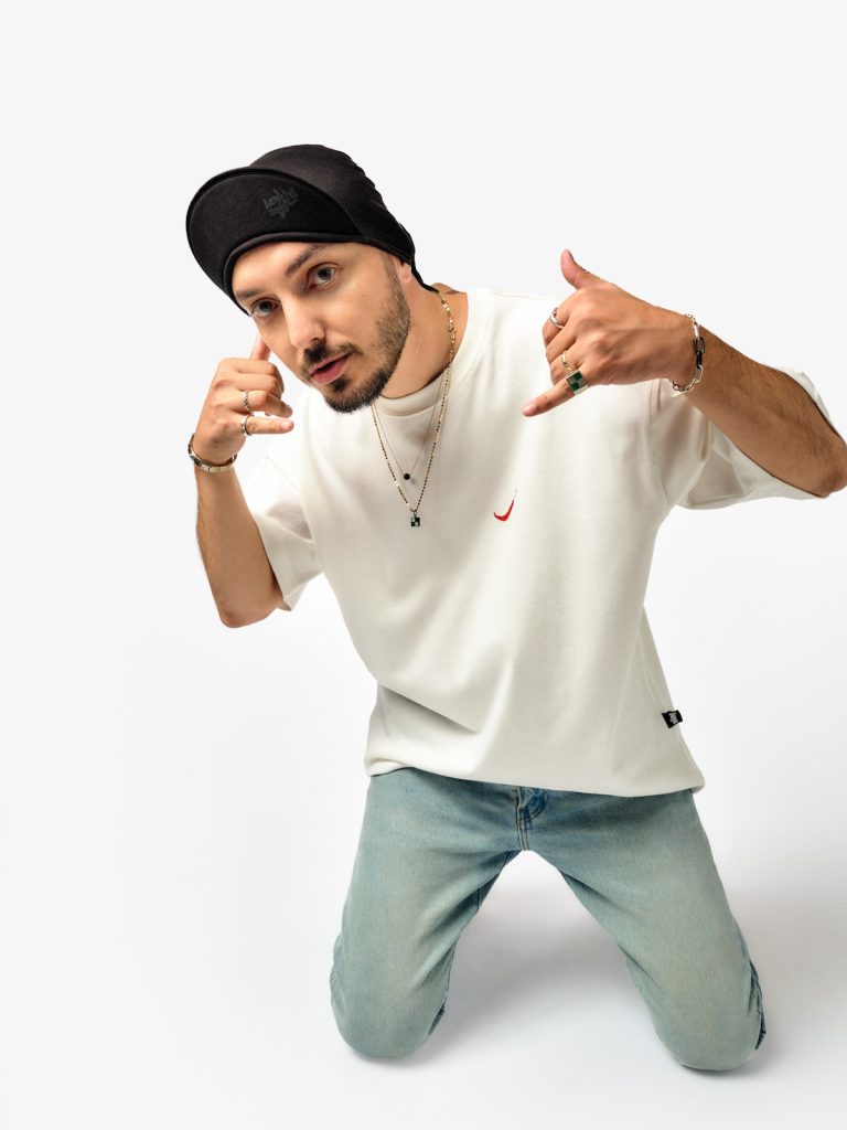 Hey! Douglas, İstanbul Çorbası koleksiyonu fotoğraf çekiminde. Üstünde beyaz renkli bir tişört var.