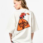 HEY! DOUGLAS'IN BİBERLİ ARABA İSİMLİ TİŞÖRTÜ. ÖNÜNDE KIRMIZI BİBER, ARKASINDA KIRMIZI VE FARLARININ SAÇTIĞI IŞIK ÜSTÜNDE HEY! DOUGLAS YAZAN BİR TASARIM VAR.