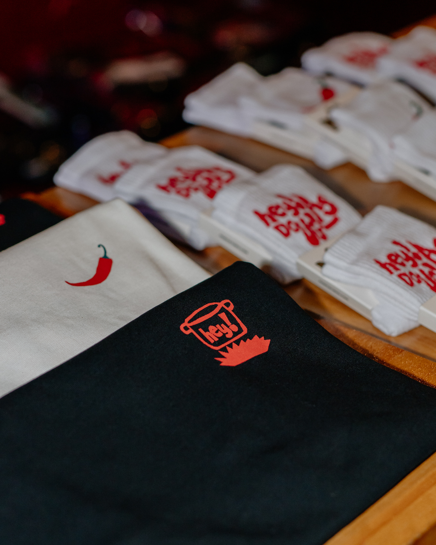 Mörç'ün ilk sanatçı koleksiyonunun lansmanında kurulan Merch masasından bir fotoğraf.