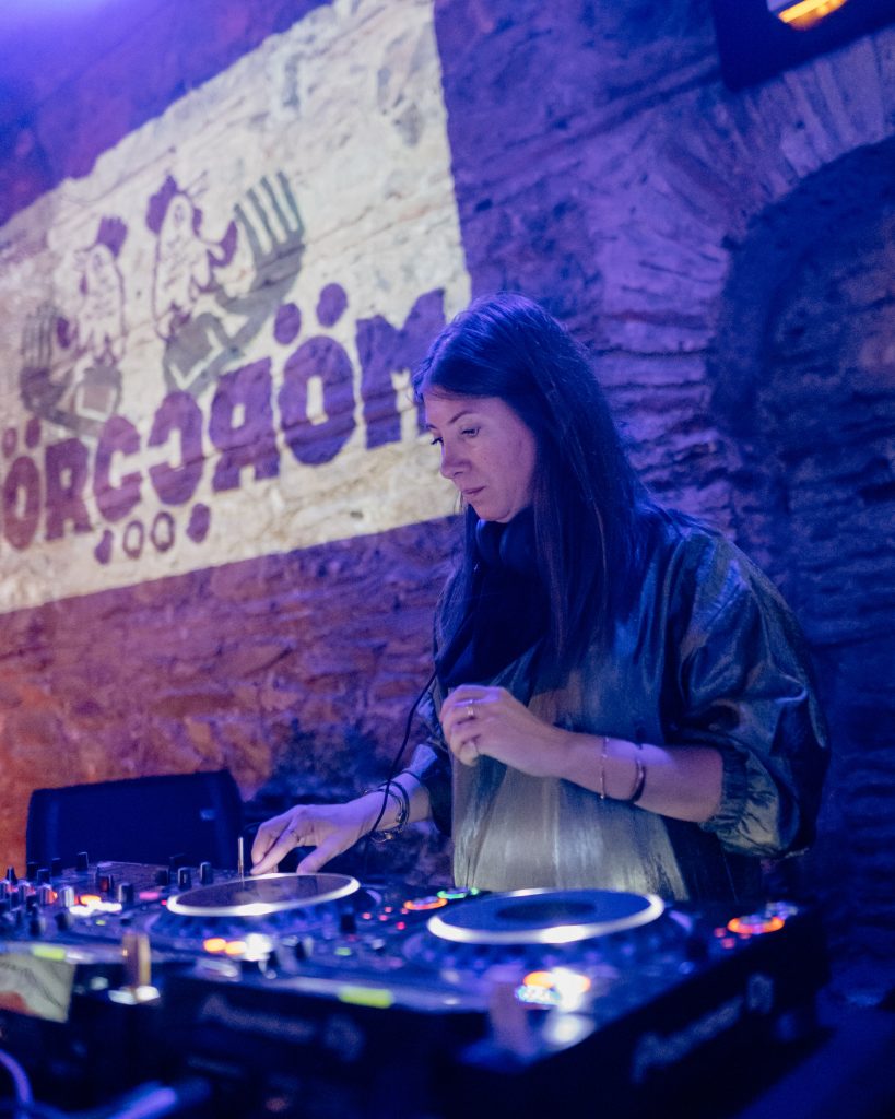 Mörç'ün ilk sanatçı koleksiyonunun lansmanında sahnede Ahu