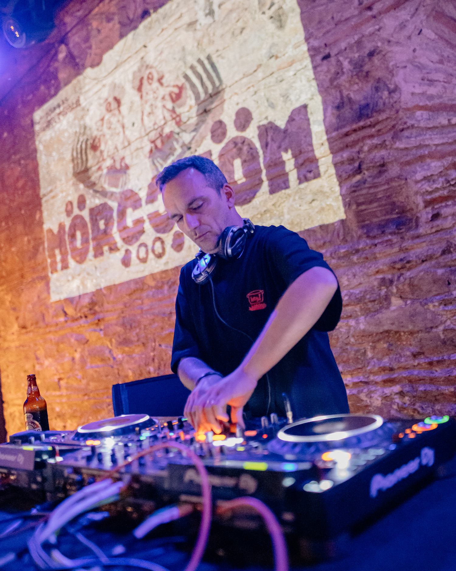 Mörç'ün ilk sanatçı koleksiyonunun lansmanında sahnede Eray Düzgünsoy