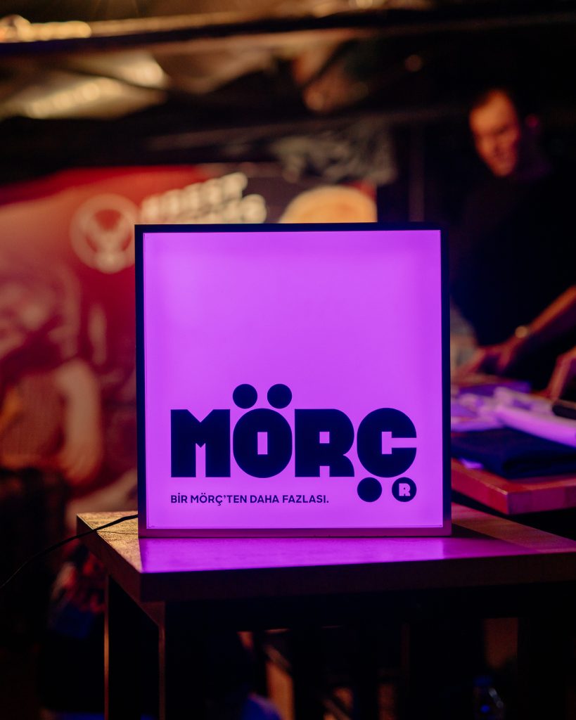 MÖRÇ Studion'un LED tabelası