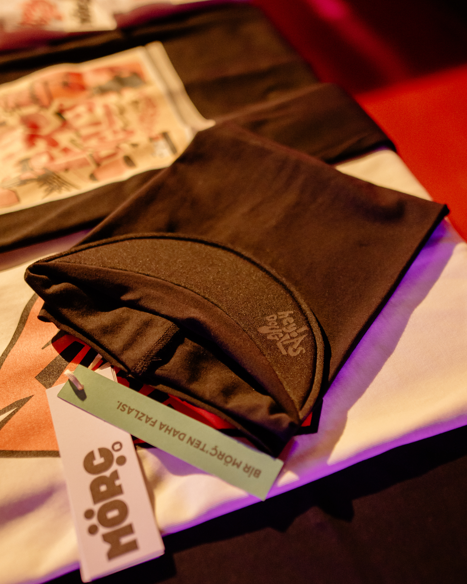 Mörç'ün ilk sanatçı koleksiyonunun lansmanında kurulan Merch masasından bir fotoğraf.