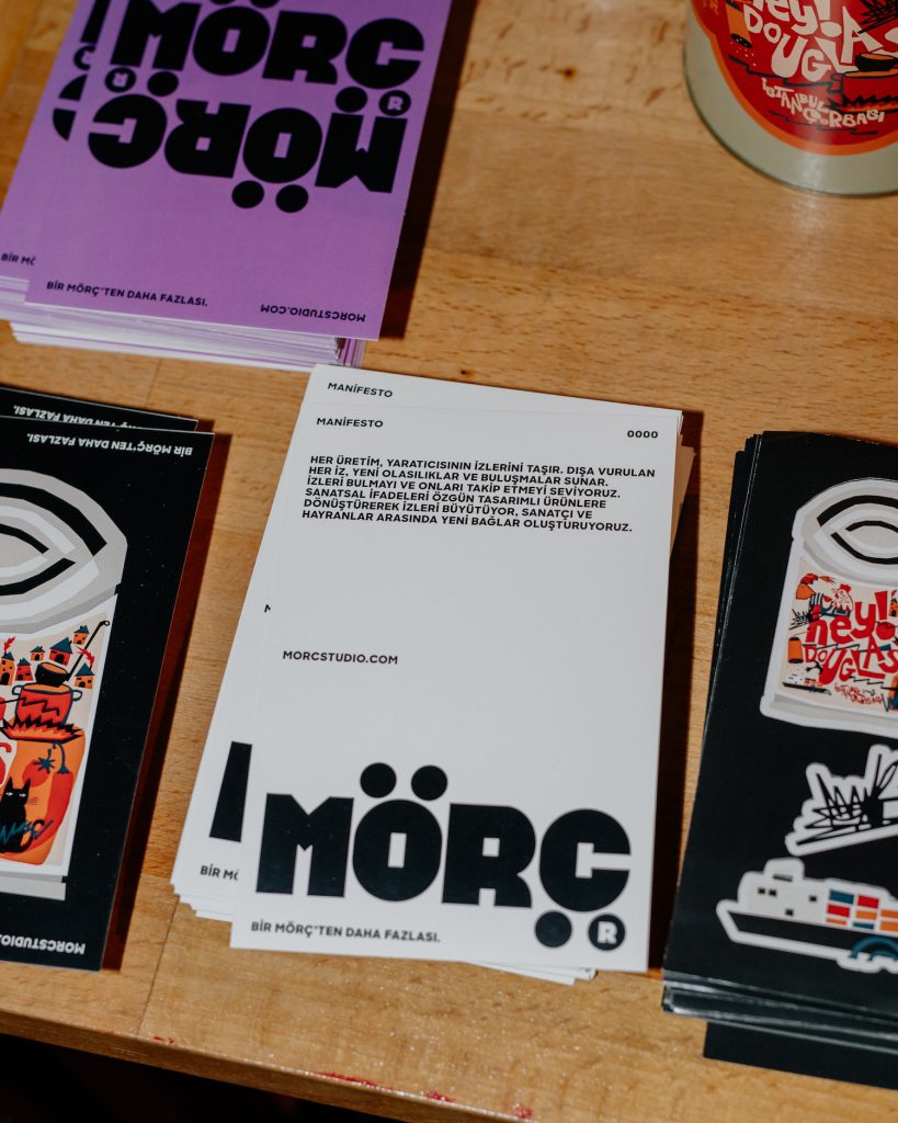 Mörç'ün ilk sanatçı koleksiyonunun lansmanında kurulan Merch masasından bir fotoğraf.