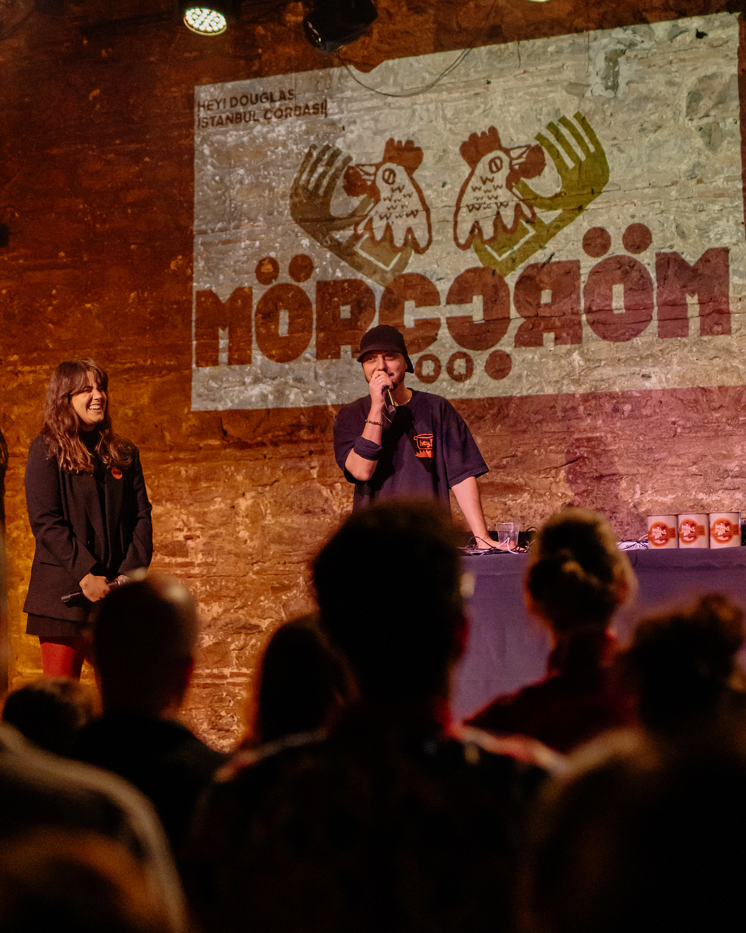 Mörç'ün ilk sanatçı koleksiyonunun lansmanında sahnede Hey! Douglas, Eda Gündüz ve Taner Turna