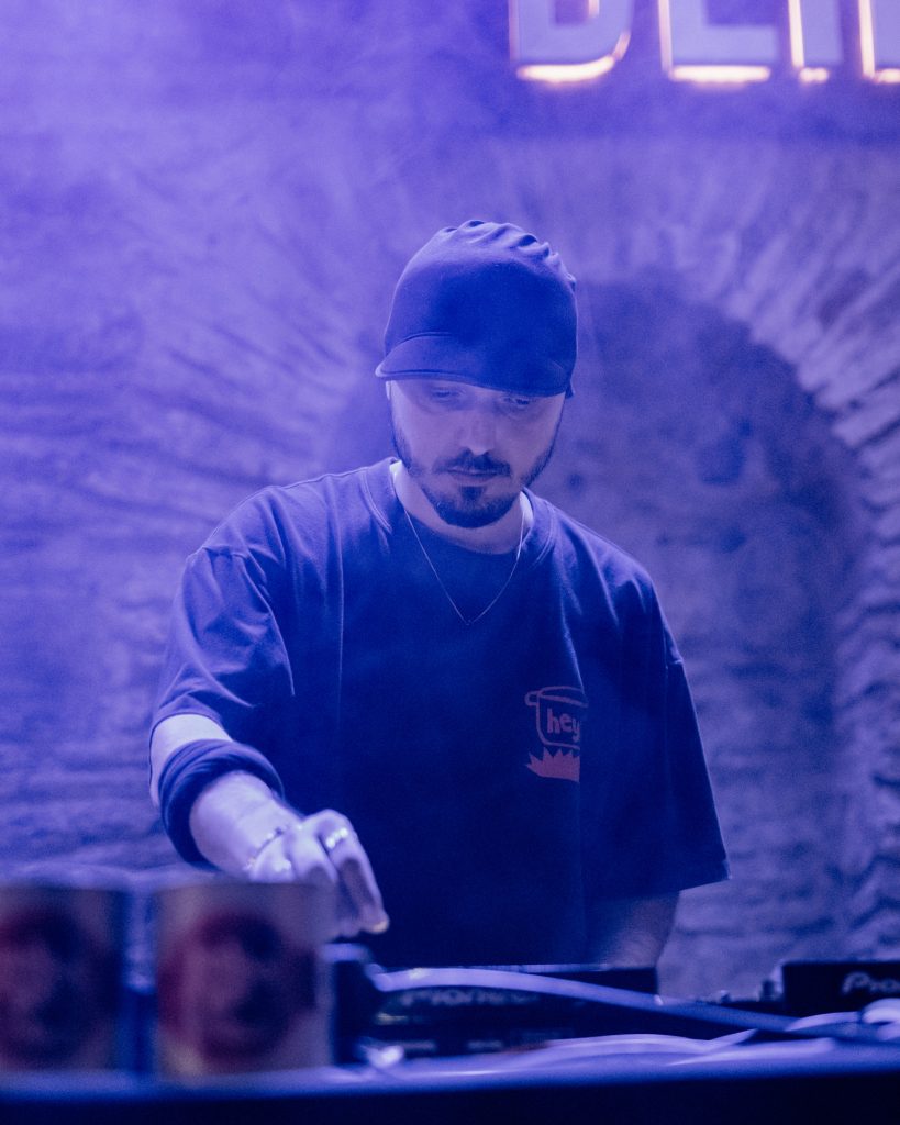 Mörç'ün ilk sanatçı koleksiyonunun lansmanında sahnede Hey! Douglas