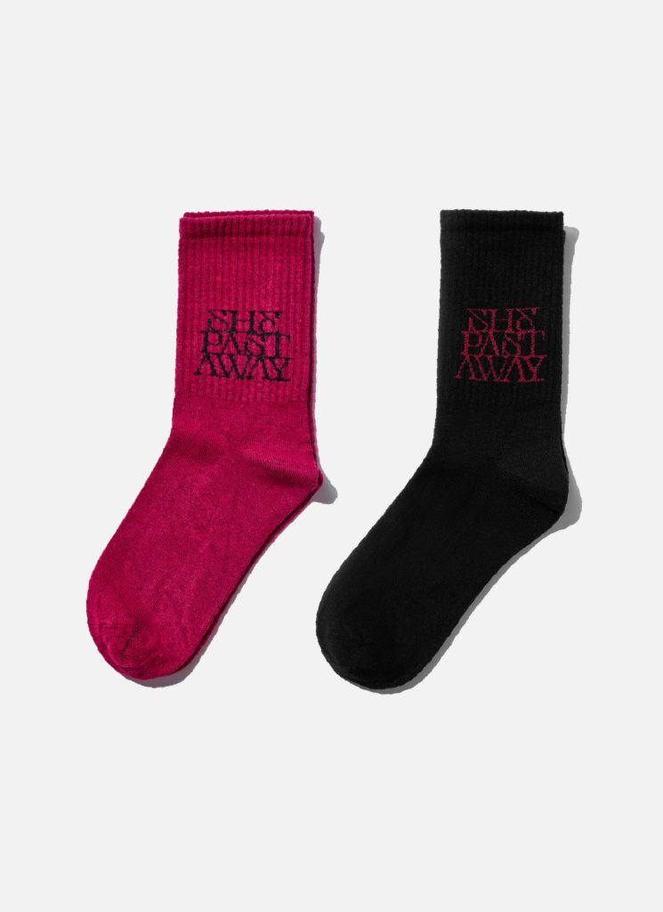 she_past_away_mörç_gölgede_dans_siyah_kırmızı_çorap